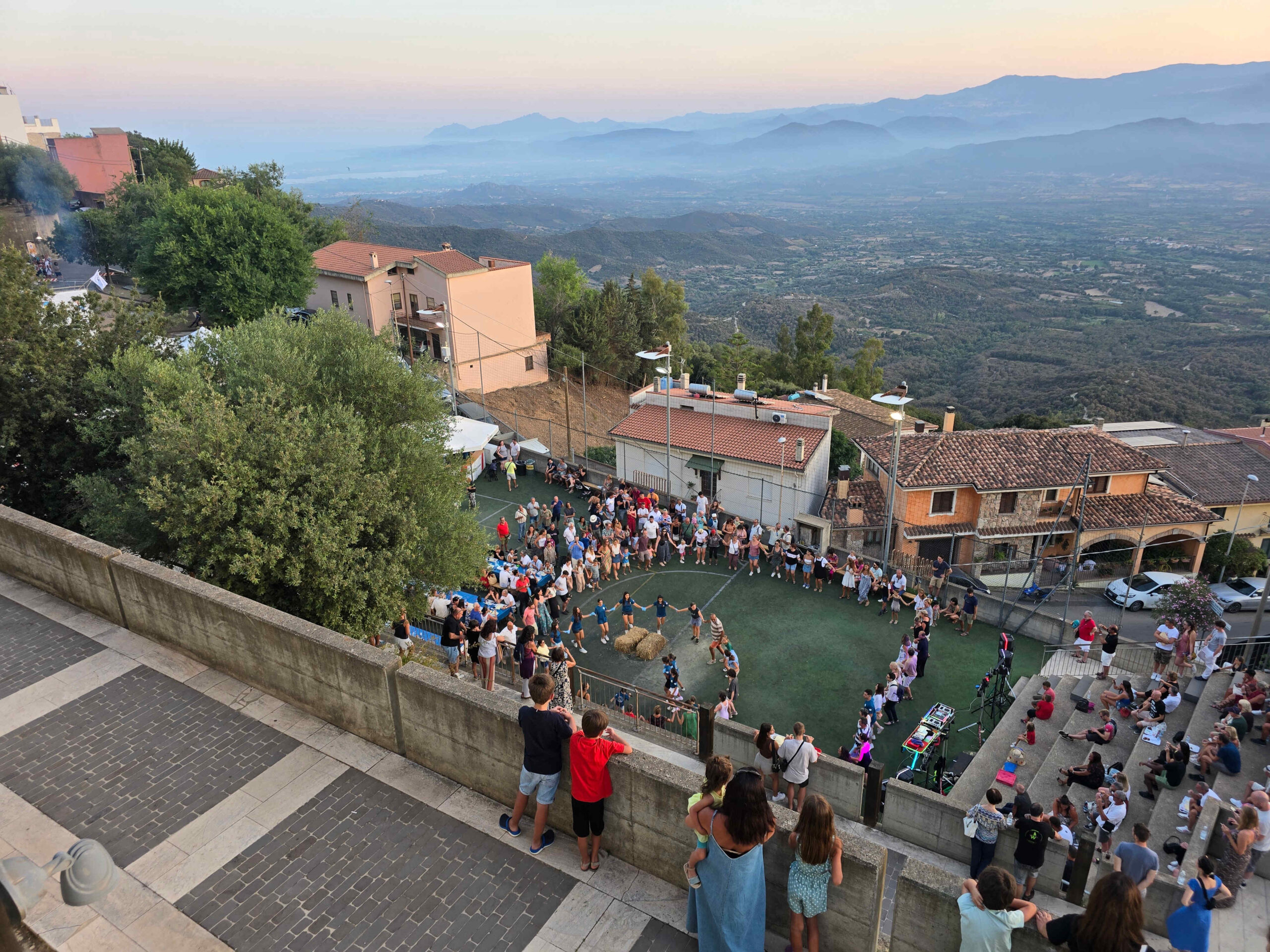 Bild: Fest in Baunei sowie Blick auf das Thal 