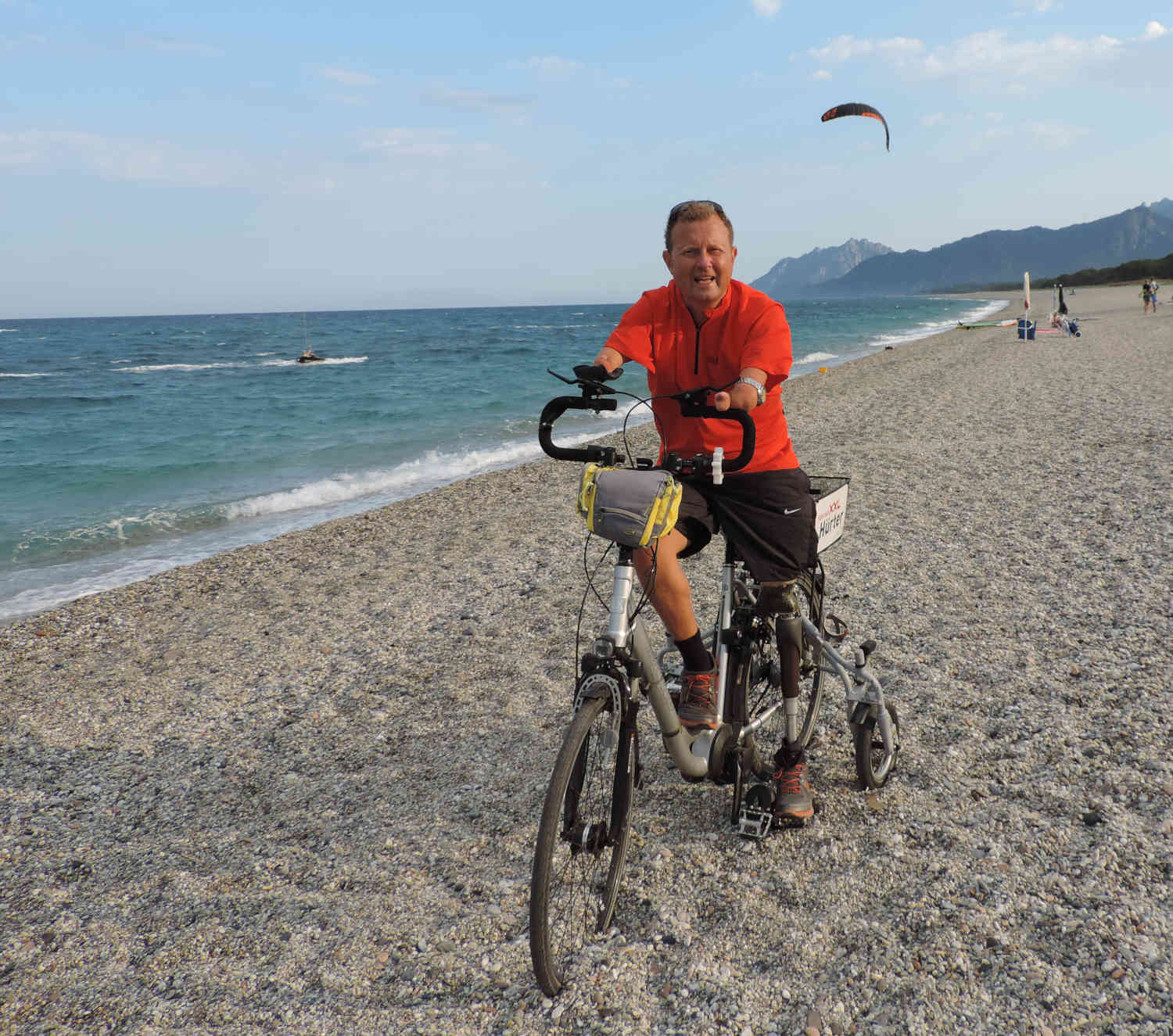 Bild: Pedelec mit Ludwig am Strand