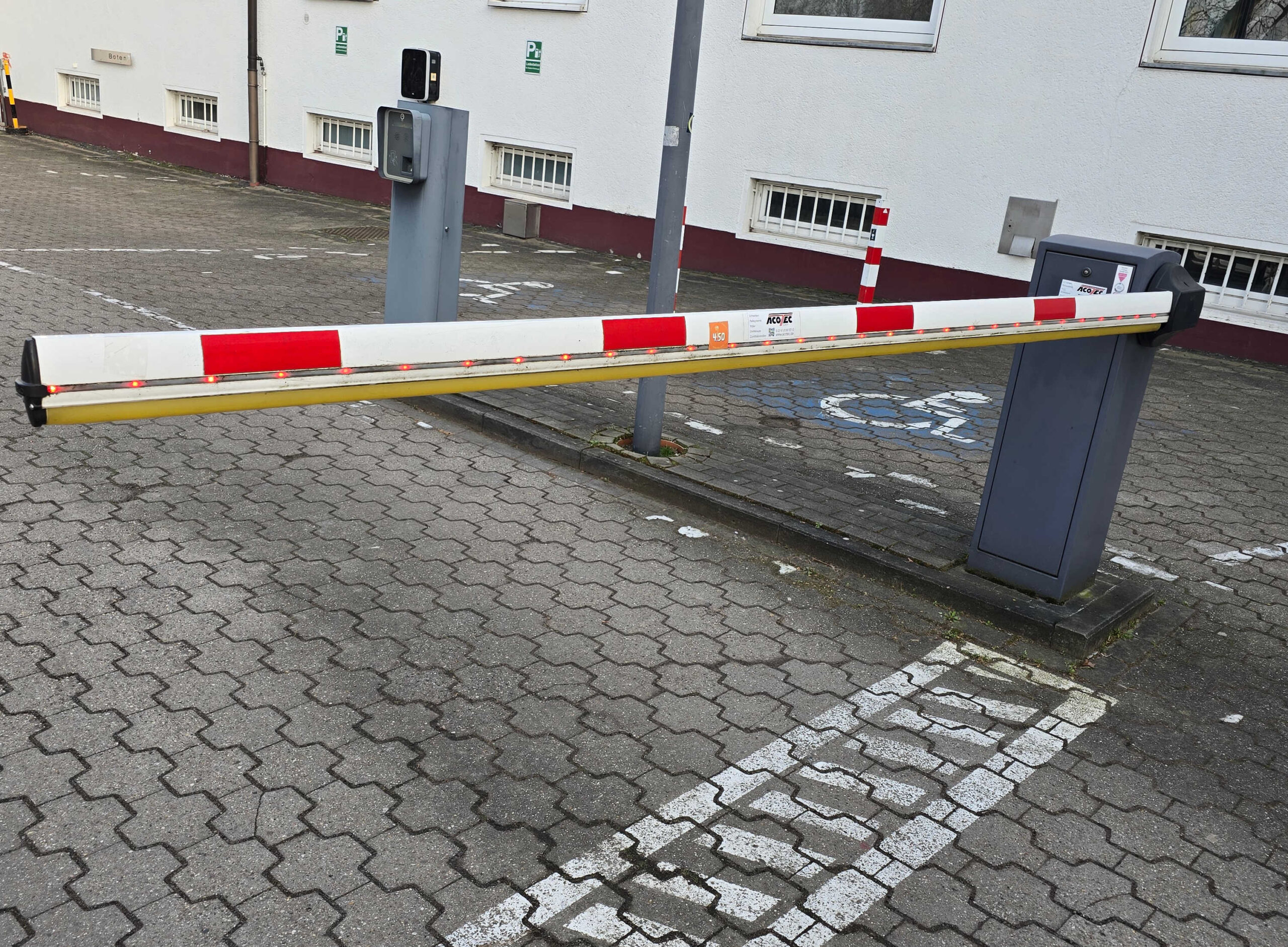 Bild Schranke blockiert Behindertenparkplatz
