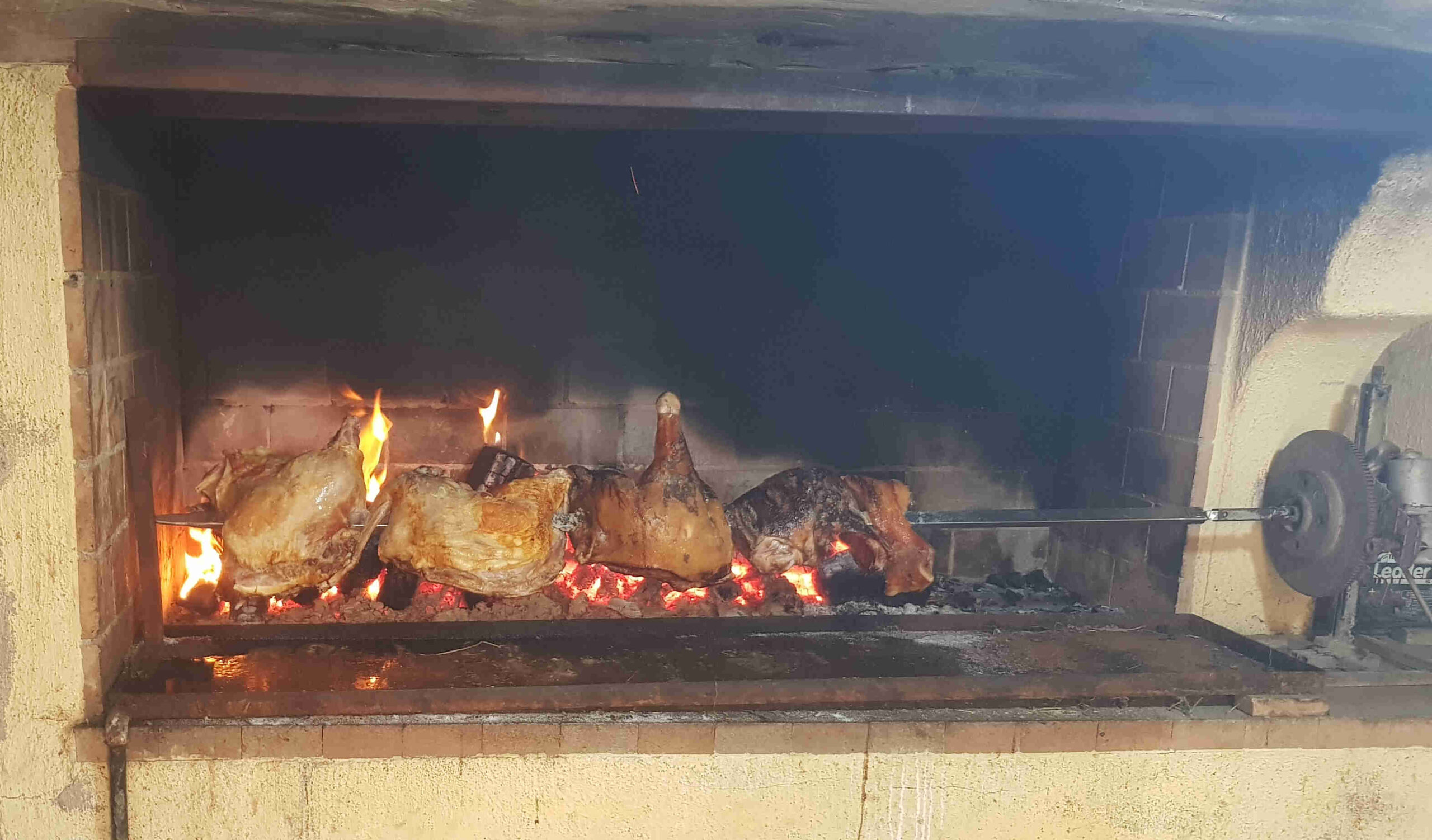 Bild: Spanferkel auf Grill 