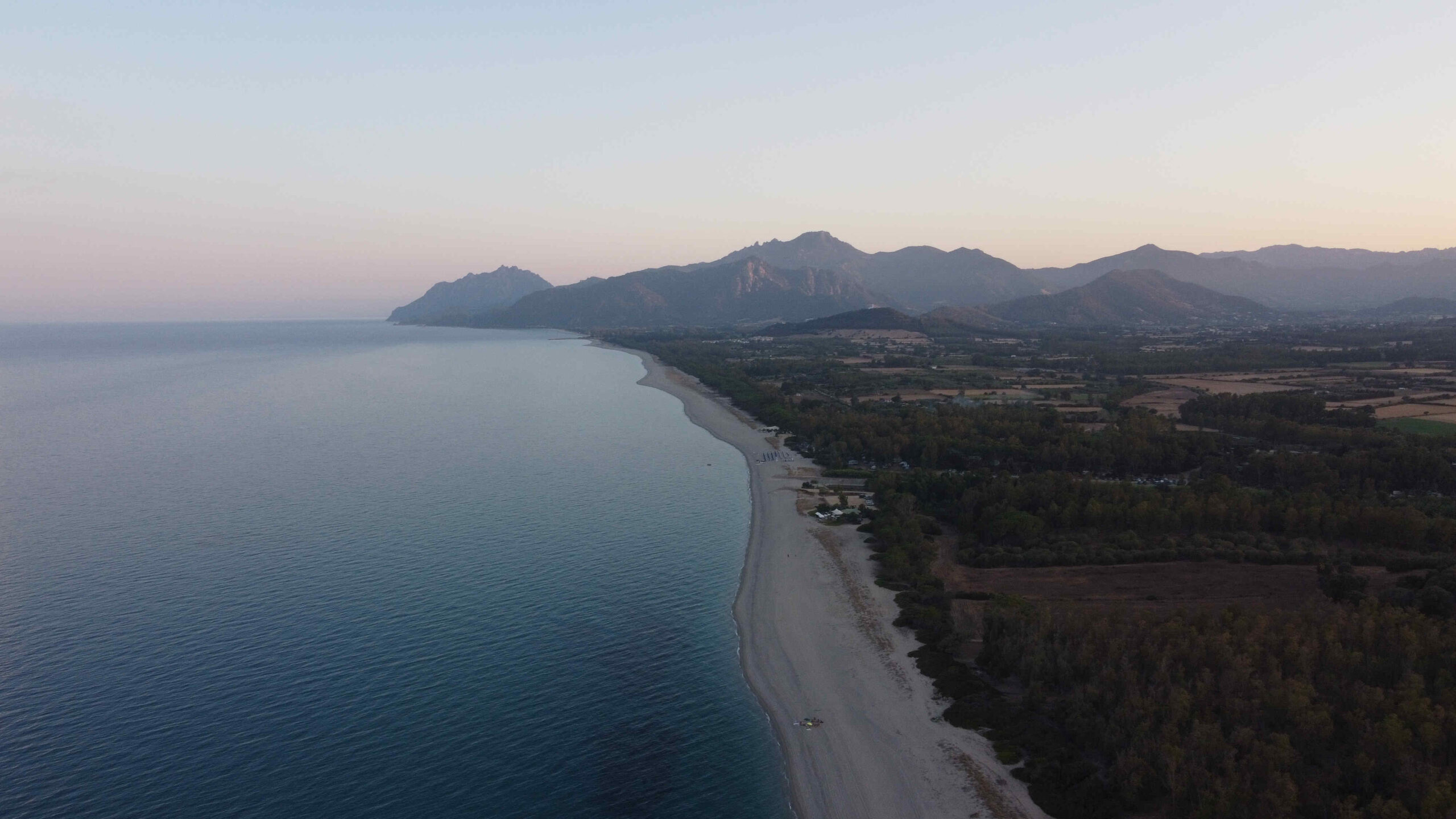Bild: Blick auf Strand von oben